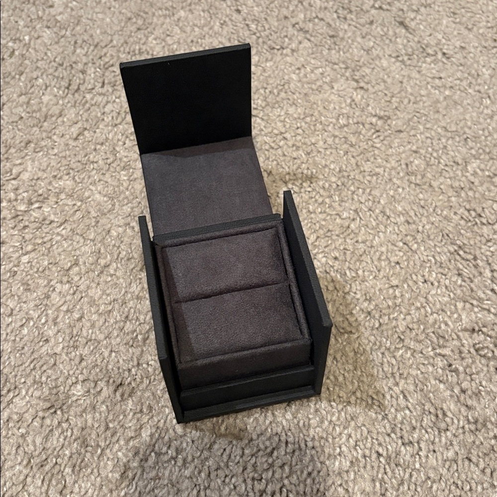 David Yurman Black Signature Ring Jewelry Box - Picture 2 of 3